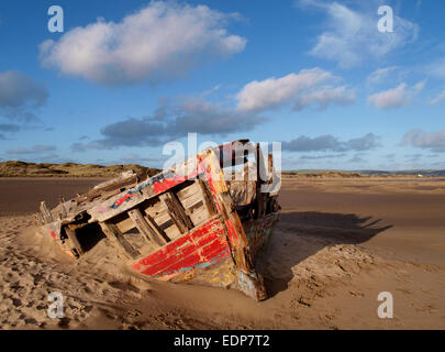 Vieux bateau en bois dans le sable en décomposition sur le bord de la rivière Taw sur le bord de Braunton Burrows, Devon, UK Banque D'Images