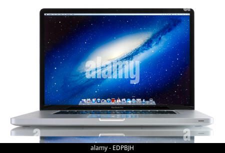 Portrait d'un tout nouvel ordinateur portable MacBook Pro Apple par Apple Inc. sur fond blanc Banque D'Images