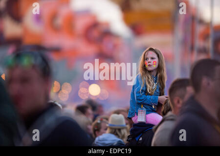 Un jeune festival fan attend que Paolo Nutini à effectuer sur l'autre étape à Glastonbury 2014 Juin 2014 Banque D'Images