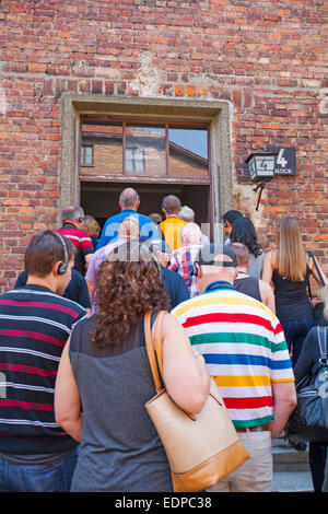 Touristes de bloc 4 bloc d'extermination au camp de concentration d'Auschwitz, Auschwitz, Pologne Banque D'Images