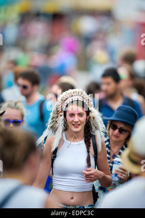 Une jeune fille portant le style Amérindien jambières fantaisie robe qui est devenue la controverse au festival de Glastonbury 2014 un Banque D'Images