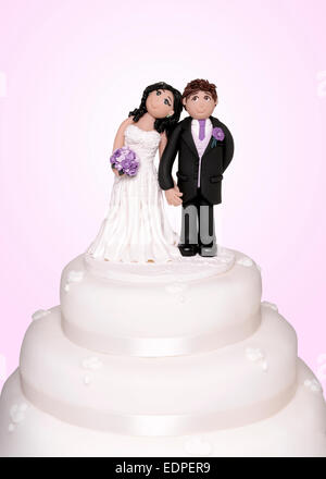 Un cake topper montrant la mariée et le marié Banque D'Images