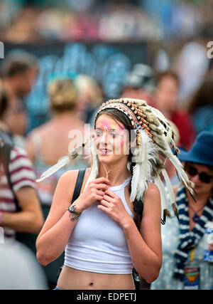 Une jeune fille portant le style Amérindien jambières fantaisie robe qui est devenue la controverse au festival de Glastonbury 2014 un Banque D'Images