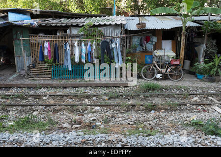 Maisons bidonvilles aux côtés des rails de chemin de fer près de Siam Square, au centre-ville de Bangkok Banque D'Images