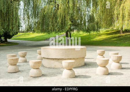 La Table du silence est une sculpture en pierre faite par Constantin Brancusi en 1938 à Oradea, Roumanie. Banque D'Images