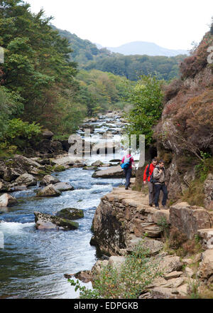 Les promeneurs sur le chemin des pêcheurs qui longe la rivière Glaslyn dans l'Aberglaslyn Pass du nord du Pays de Galles, Royaume-Uni Banque D'Images