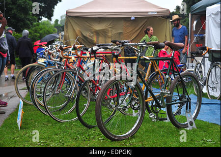 Une rangée de vélos garés à un festival à Londres, Ontario, Canada. Banque D'Images