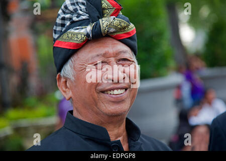 Homme udeng balinais traditionnel port / udheng au cours de cérémonie à jour Nyepi, Denpasar, Bali, Indonésie Banque D'Images