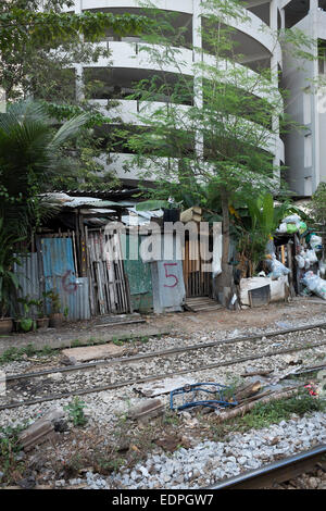 Shanty maisons avec portes numérotées à côté des voies de chemin de fer près de Siam Square, au centre-ville de Bangkok Banque D'Images