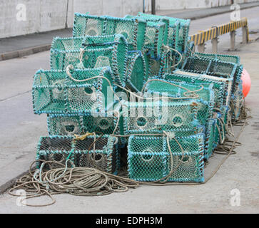 Un tas de pots de pêche du crabe sur un quai. Banque D'Images