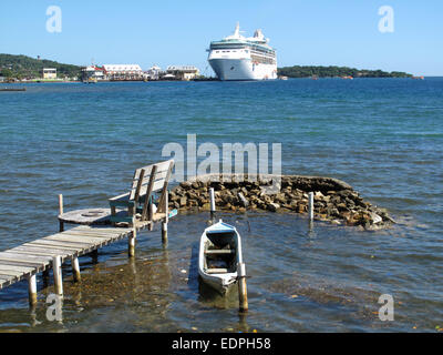 Fleurs Bay, Roatan. Bateau de croisière dans l'arrière-plan. Banque D'Images