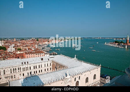 Voir l'est à partir de la Place St Marc Venise Italie Clocher montrant toit du palais des Doges et le Canale di San Marco avec I Giardini et Lido V Banque D'Images