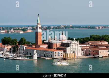 Île de San Giorgio Maggiore avec Lido et au-delà de la mer vu de la tour de l'île Bell Venise Italie ISOLA DI SAN GIORGIO M Banque D'Images