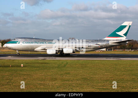 Boeing 747-400 de Cathay Pacific Cargo accélère vers le bas la piste 23R à l'aéroport de Manchester. Banque D'Images