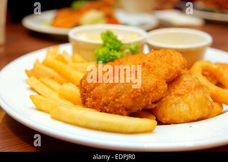 Escalopes de poulet et de poisson avec frites Banque D'Images