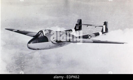 Le de Havilland Vampire, numéro de série 15 002663, était un chasseur à réaction britannique pionnier développé à la fin des années 1940 Connu pour sa simplicité et sa maniabilité, il a été utilisé par diverses forces aériennes dans le monde entier au début de la Guerre froide. Banque D'Images