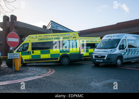 Ambulances à l'extérieur de l'ENM, Dept. d'urgence de l'hôpital Manoir UK Banque D'Images