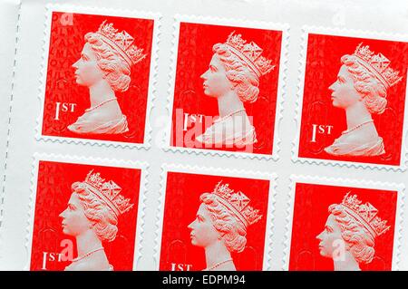La rouge royal mail de première classe de timbres Banque D'Images