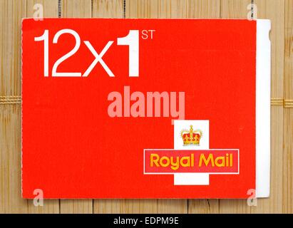 La rouge royal mail de première classe de timbres Banque D'Images