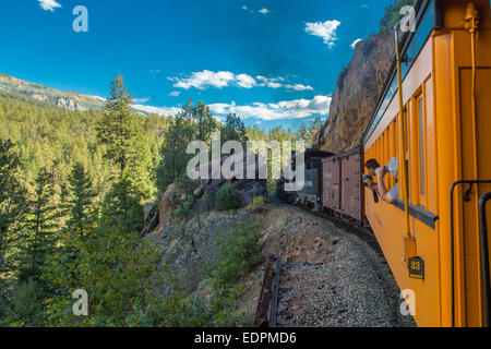 Durango Historique & Silverton Narrow Gauge Railroad train sur route entre Durango et d'argent au Colorado Banque D'Images