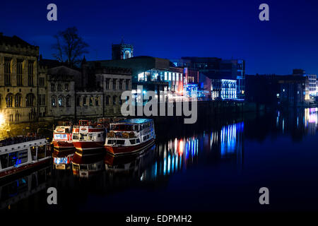 Une photo de nuit des lumières de la riverside bars et restaurants reflètent la rivière Ouse à York de Lendal Bridge. Banque D'Images