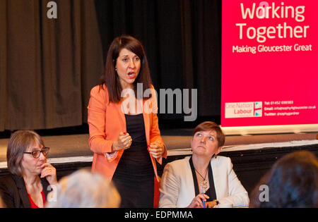 Gloucester, Royaume-Uni. 8 janvier, 2015. Liz Kendall Santé prospective Ministerand Ombre MP MP du travail de Gloucester Sophy Gardner assiste à un sommet de la santé à la Guildhall Gloucester. Date 08/01/2015 Ref : Crédit : charlie bryan/Alamy Live News Banque D'Images