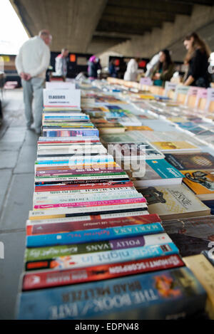 Southbank book market sous Waterloo Bridge, Londres Banque D'Images