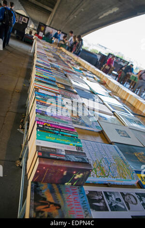 Southbank book market sous Waterloo Bridge, Londres Banque D'Images