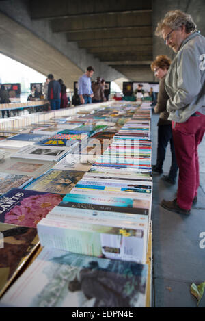 Southbank book market sous Waterloo Bridge, Londres Banque D'Images