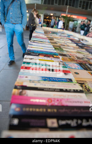 Southbank book market sous Waterloo Bridge, Londres Banque D'Images