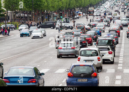 L'heure de pointe sur l'alysse connu comme Champs-Élysées, Paris Banque D'Images