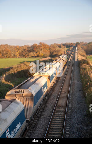 Les wagons de train de fret ouvert sur la ligne principale de la côte ouest à Woodborough, Wiltshire, England, UK Banque D'Images