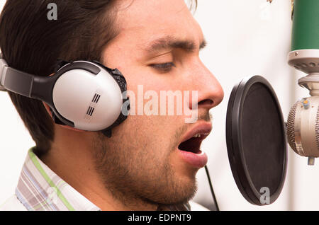 Bel homme chantant dans Music Studio Banque D'Images