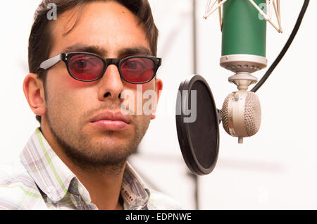 Bel homme chantant dans Music Studio Banque D'Images