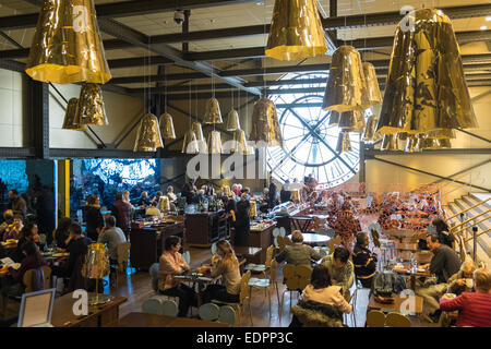 Cafe Campana,et,au musée, Musée d'Orsay,logé,en Beaux Arts, ancienne gare ferroviaire,avec un énorme réveil,au-dessus de la Seine,Paris,France,French, Banque D'Images