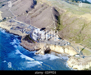 Une photographie aérienne prise le 15 novembre 1960 de l'ensemble Atlas depuis l'ouest, montrant la zone de point Loma en arrière-plan. Cette image fait partie d'une collection documentant le processus d'assemblage des missiles Atlas. Banque D'Images
