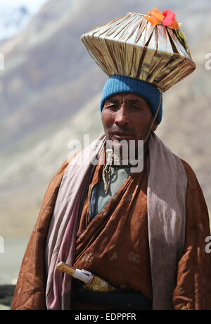 Coiffure de fête dans le village indien du nord éloignées de Rangdum Banque D'Images