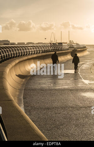 Blackpool, Lancashire, Royaume-Uni. 8 janvier, 2015. Avec quelques averses tôt le matin l'après-midi devient clair et avec un soleil radieux. Les gens dehors pour une promenade le long de la promenade de profiter de la fin d'après-midi Crédit : Gary Telford/Alamy live news Banque D'Images