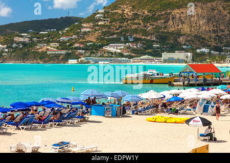 Philipsburg, Saint-Martin, Antilles néerlandaises - janv. 19, 2011 : les touristes sur Grand Bay Beach à St Martin. Banque D'Images