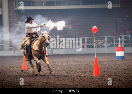 Arme à feu Cowboy ballon objectifs au cours de la prise de vue sur concours. Foire de l'état de l'Iowa, Des Moines. Banque D'Images