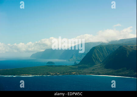 Vue de la péninsule de Kalaupapa, isolés de Molokai entouré par certains des plus hautes falaises du monde. Banque D'Images