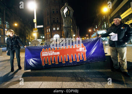 Nottingham, Royaume-Uni. 8 janvier, 2015. Nous sommes Charlie. NUJ Appui à la minutes de silence pour les 12 journalistes tués au magazine basée à Paris le 7 janvier 2015 à la Statue de Brian Clough à Nottingham. L- Louise Duffield et vice-président de la Direction générale R Mick Duckworth Crédit : Pete Jenkins/Alamy Live News Banque D'Images