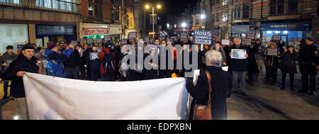 Nottingham, Royaume-Uni. 8 janvier, 2015. Nous sommes Charlie. Soutien à la minutes de silence pour les 12 journalistes tués au magazine basée à Paris le 7 janvier 2015 à la Statue de Brian Clough à Nottingham dans l'appui de Charlie Hebdo Crédit : Pete Jenkins/Alamy Live News Banque D'Images