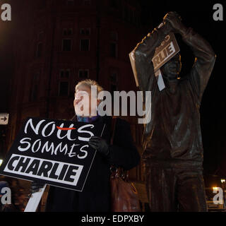 Nottingham, Royaume-Uni. 8 janvier, 2015. Nous sommes Charlie. NUJ Appui à la minutes de silence pour les 12 journalistes tués au magazine basée à Paris le 7 janvier 2015 à la Statue de Brian Clough à Nottingham Nottingham.Diana Peasey Président de la branche Crédit : Pete Jenkins/Alamy Live News Banque D'Images