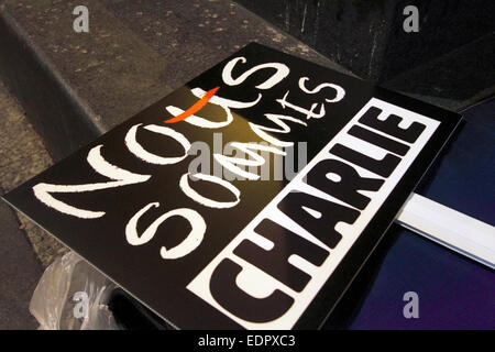 Nottingham, Royaume-Uni. 8 janvier, 2015. Nous sommes Charlie. Soutien à la minutes de silence pour les 12 journalistes tués au magazine basée à Paris le 7 janvier 2015 à la Statue de Brian Clough à Nottingham dans l'appui de Charlie Hebdo Crédit : Pete Jenkins/Alamy Live News Banque D'Images