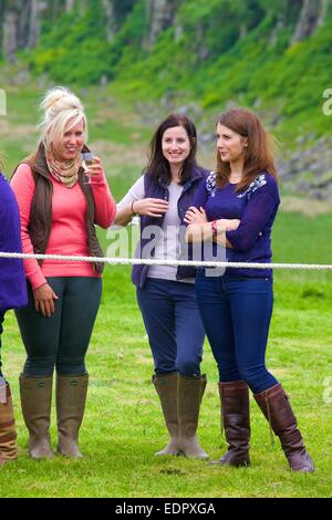 Les jeunes femmes spectateurs regardant le Mur Romain Show, Steel Rigg Mur d'Hadrien, Northumberland England UK Chemin Banque D'Images