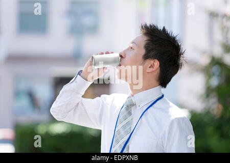 Businessman Drinking Coffee en conserve Banque D'Images