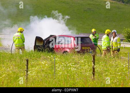 Service d'incendie et de sauvetage de Cumbria face à un feu de voiture sur la M6. Cumbria England UK Banque D'Images