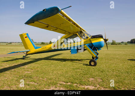 Wilga 35 - polonaise PZL 104 airlplane lumière bleu-jaune en plein soleil Banque D'Images