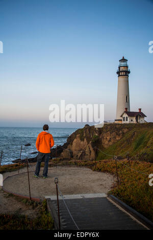 Un homme jouit du crépuscule vue le Pigeon Point Lighthouse près de Pescadero, California sur une journée ensoleillée. Banque D'Images
